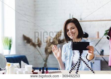 Vlogger Turn On Camera On Mobile Phone And Broadcast Live Video To Social Network At Home.young Fema