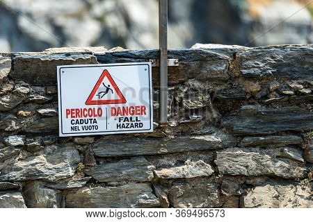 Warning Sign Whit The Text, Danger Fall Hazard In English And Italian (pericolo Caduta Nel Vuoto) On