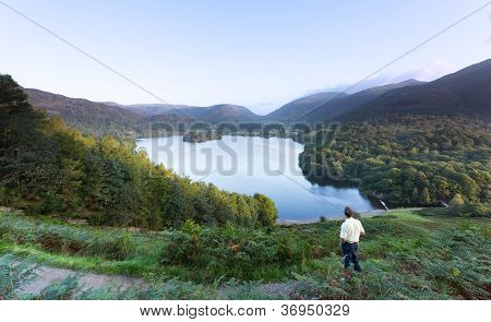 Bjergvandrer på Grasmere ved daggry i Lake District