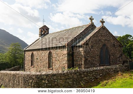 Buttermere 마을에서 오래 된 돌 교회