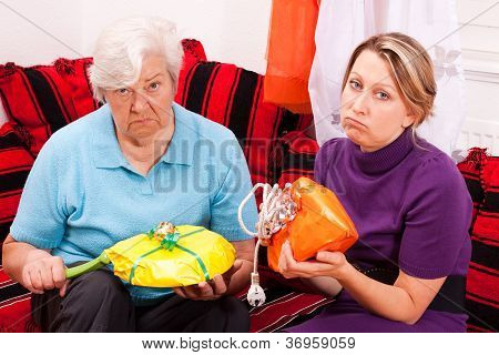 Vieja y jóvenes mujer recibiendo regalos Loveless