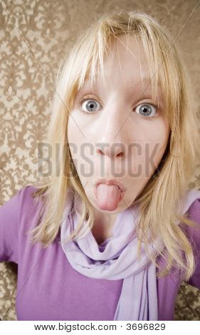 Ung flicka sticker ut tungan