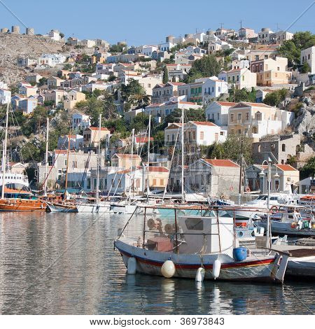 Gialos, havnen i Symi, Grækenland.