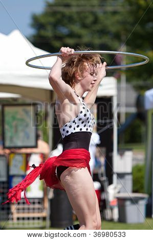 Cirkusartist gør Hula Hoop på foråret Festival