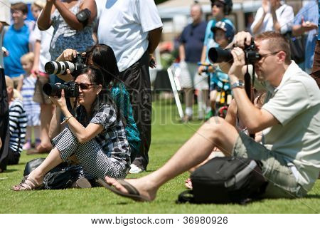 Mennesker gør fotografering i foråret udendørs Festival