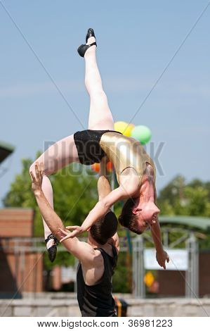 Cirkus Performer elevatorer kvinde Over hans hoved