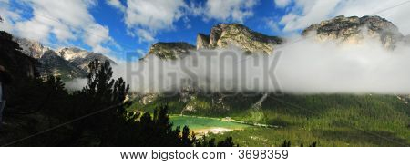Valle con 2 capas de nubes