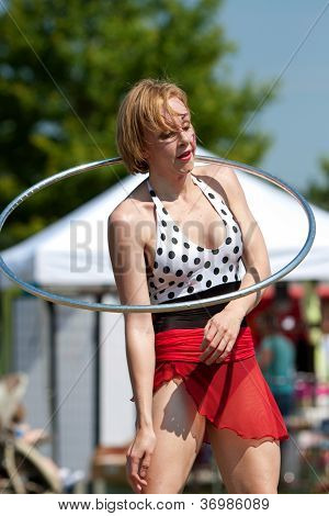 Kvindelige cirkus Performer danse med Hula Hoop