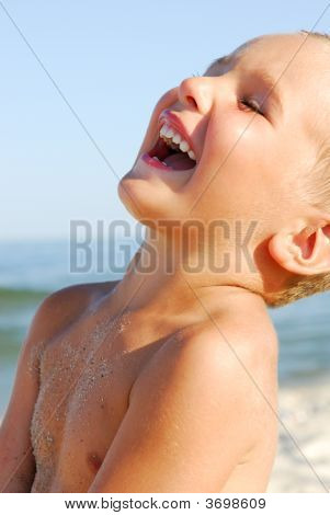 Bambino divertirsi da mare