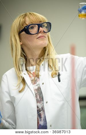 Młoda kobieta pracuje w laboratorium