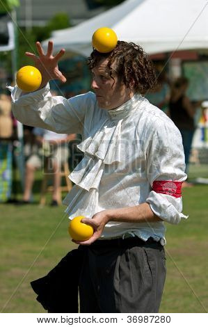 Jongleur Salden Ball auf Kopf wÃ¤hrend auf festival