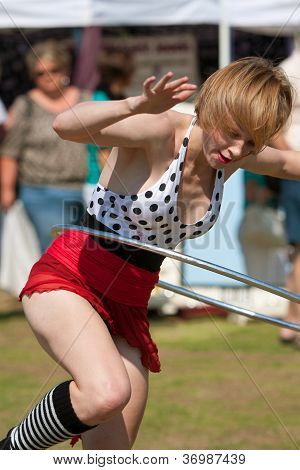 Cirkus Performer værker Hula Hoop på udendørs Festival