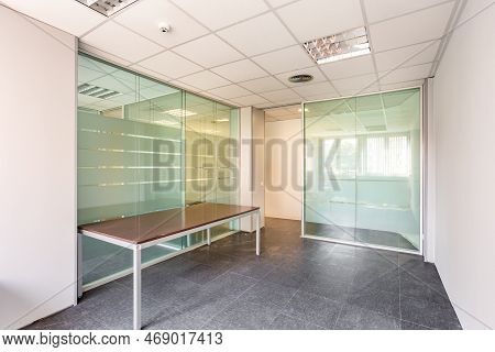 An Empty Room With Clear, Durable Glass Wall Panels Are Ideal For Dividing A Large Space Into Indivi
