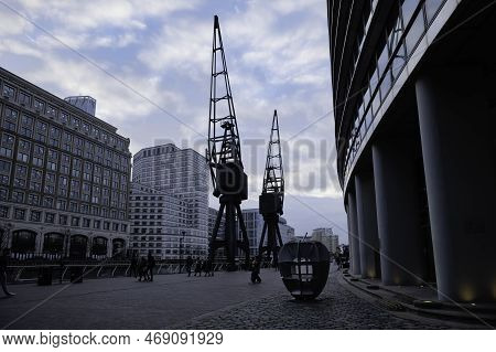 Londra - 01 26 2022: Vista Della West India Quay Promenade Con Dla Scultura North Dock Cranes