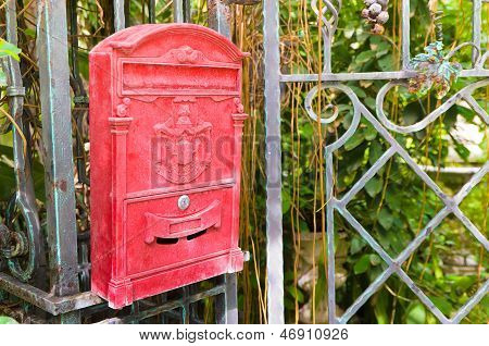 Traditionelle gammel dansk rød postbox hænge på gate
