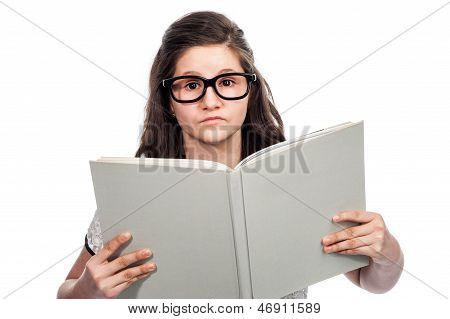 큰 책을 읽고 영리한 10 대 소녀