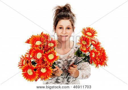 10 대 소녀 두 움 큼의 가짜 꽃을 들고입니다.