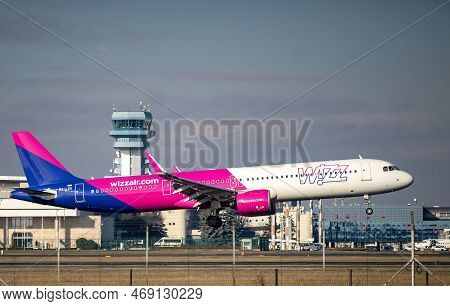 Bucharest, Romania - January 17, 2023: Wizz Air, Ha-lzv, Airbus A321-271nx, Aircraft Lands At Henri 