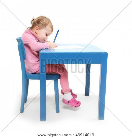 학교 책상에 작은 학자.