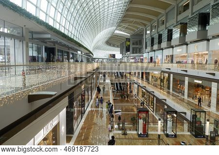 Singapore- 4 Jan, 2023: Interior Architecture Of The Shoppes At Marina Bay Sands, Singapore. The Mal
