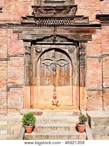 Scolpito in legno porta su Hanuman Dhoka, vecchio palazzo reale, Piazza del Durbar di Kathmandu, Nepal.