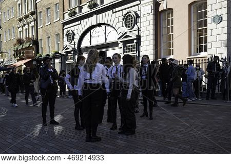 London - 02 27 2022: Girls Preparing For A Shuffle Dance In Covent Garden With People Around