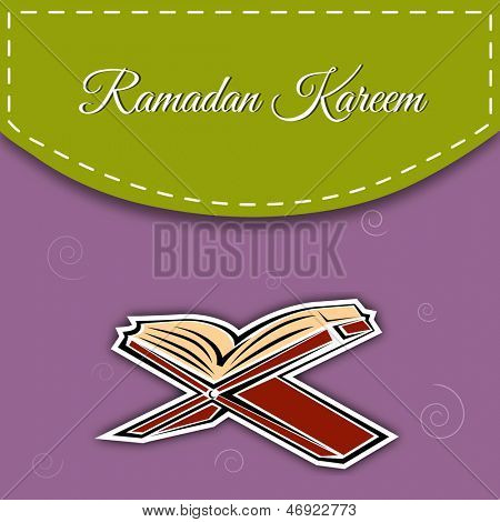 Otwórz islamskich religijnych Świętej księgi Koranu Shareef na tle fioletowy i zielony Ramadan Kareem.
