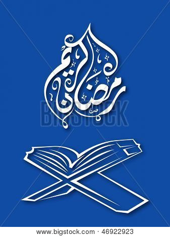 Kaligrafia arabski tekst Ramadan Kareem otwarte islamskich religijnych książki Shareef Koran na niebieski 