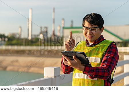 Engineer Wear Safety Uniform Use Technology Tablet For Work Communicate, Supervisor Use Dijital Tran