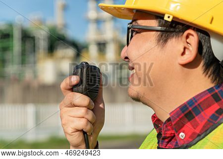 Engineer Wear Safety Uniform Use Technology Tablet For Work Communicate, Supervisor Use Dijital Tran
