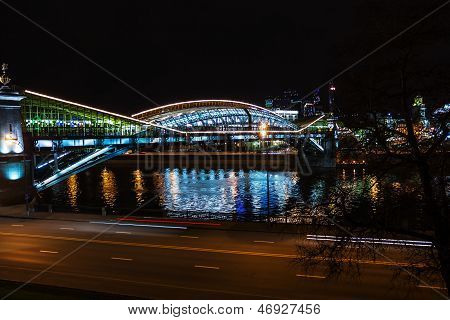 Most nad rzeką w Moskwie w nocy
