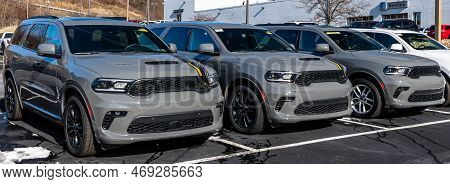 Monroeville, Pennsylvania, Usa January 15, 2023 Three Gray Dodge Durangos Lined Up For Sale At A Dea