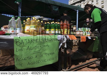 Buenos Aires, Argentina, 21 Sept, 2021: Utt, Land Workers Union, Sales Stand, As Part Of A Day Of Pr