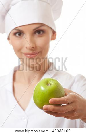 Smilende kvinde cook med apple, isoladed på hvid baggrund