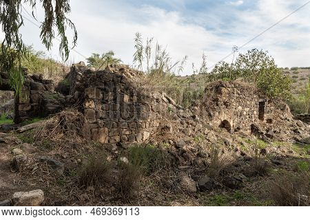 The Ruins Of The Fortress Wall Of The Ateret Fortress - Metzad Ateret - Qasr Atara - Located Next To