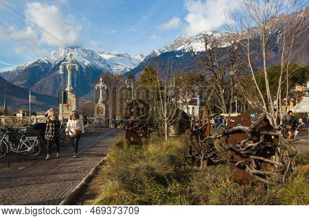 Merano, Italy - Decembeer 27, 2022: Walk Along The River Bank Of Passirio With The Dolomites In The 