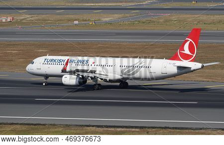 Istanbul, Turkiye - August 06, 2022: Turkish Airlines Airbus A321-231 (6652) Landing To Istanbul Int