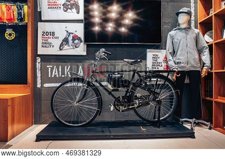 Nakhon Pathom,thailand-january 7, 2023 : Beautiful Antique Black Classic Honda With Engine Component