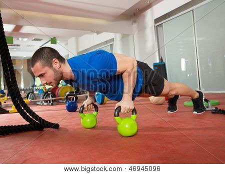 CrossFit fitness adam push ups Kettlebells pushup egzersiz jimnastik salonu iş at