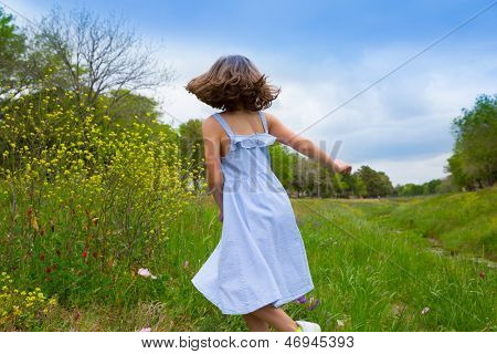 glade børn pige hoppe på foråret Valmue blomster eng med motion blur