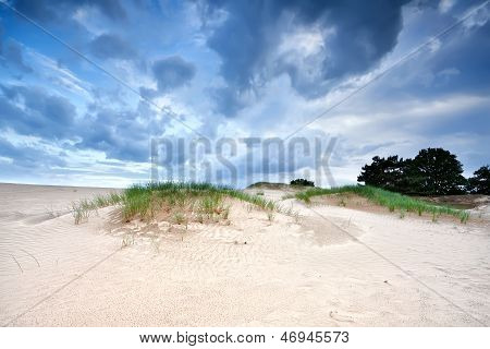 Dramatické Cloudscape přes písečné duny