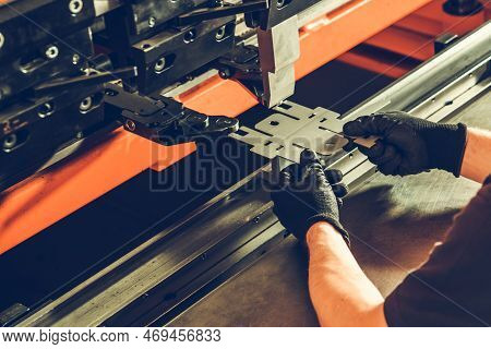 Metalworking Professional Worker Folding Piece Of Metal Element Using Powerful Automatic Metal Bendi