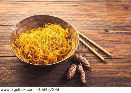 Curcuma Seaweed Noodles Made From Alginate (sodium Alginate). Fresh Kelp Noodles As Healthy Alternat