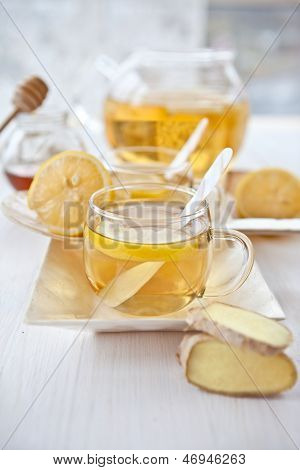 Zitrone-Tee mit frischem Ingwer