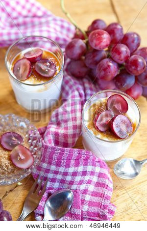 Cremige Dessert mit roten Trauben