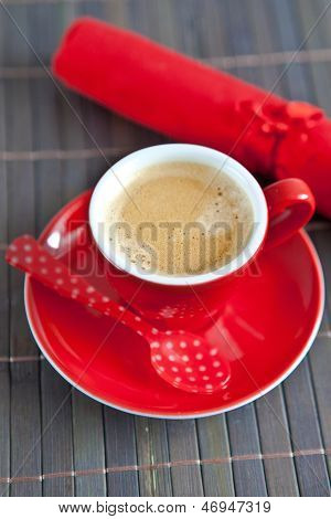 Espresso In eine rote Tasse