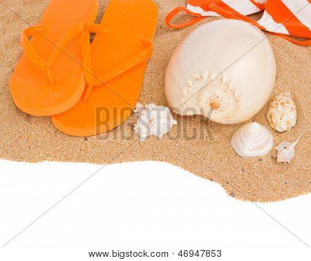 oranžové sandály a mušle na písek