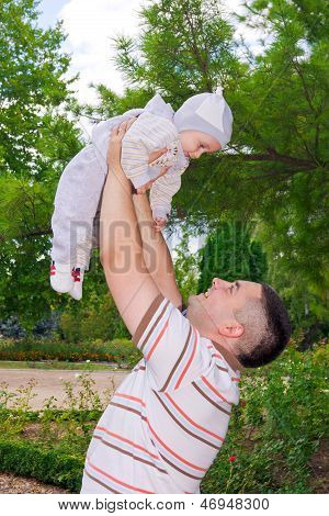 Junger Vater mit seinem Sohn