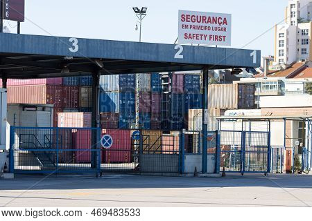 1 December 2022 Portugal, Lisbon: Rua Da Cintura Do Porto De Lisboa - Control Pass To The Port