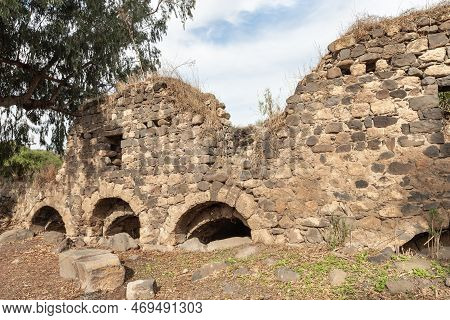 The Ruins Of The Fortress Wall Of The Ateret Fortress - Metzad Ateret - Qasr Atara - Located Next To